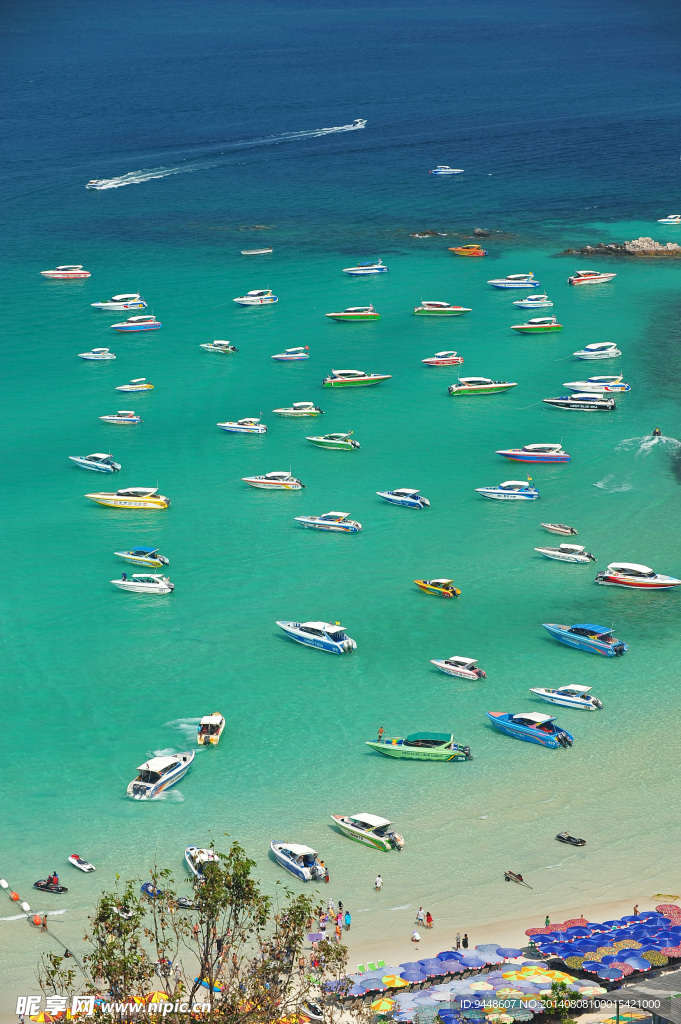 蓝色海边汽艇图片