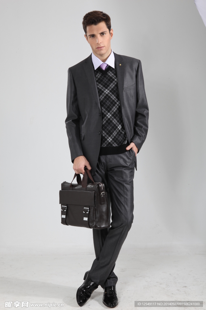 拿公文包的男士