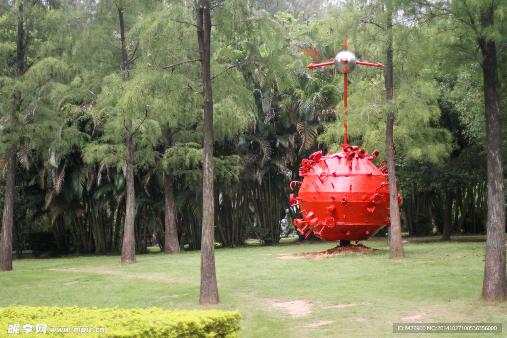 绿化带上的艺术品