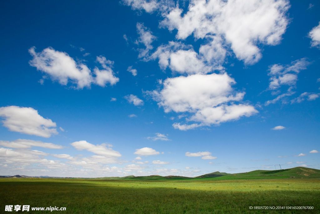 蓝天白云绿草地