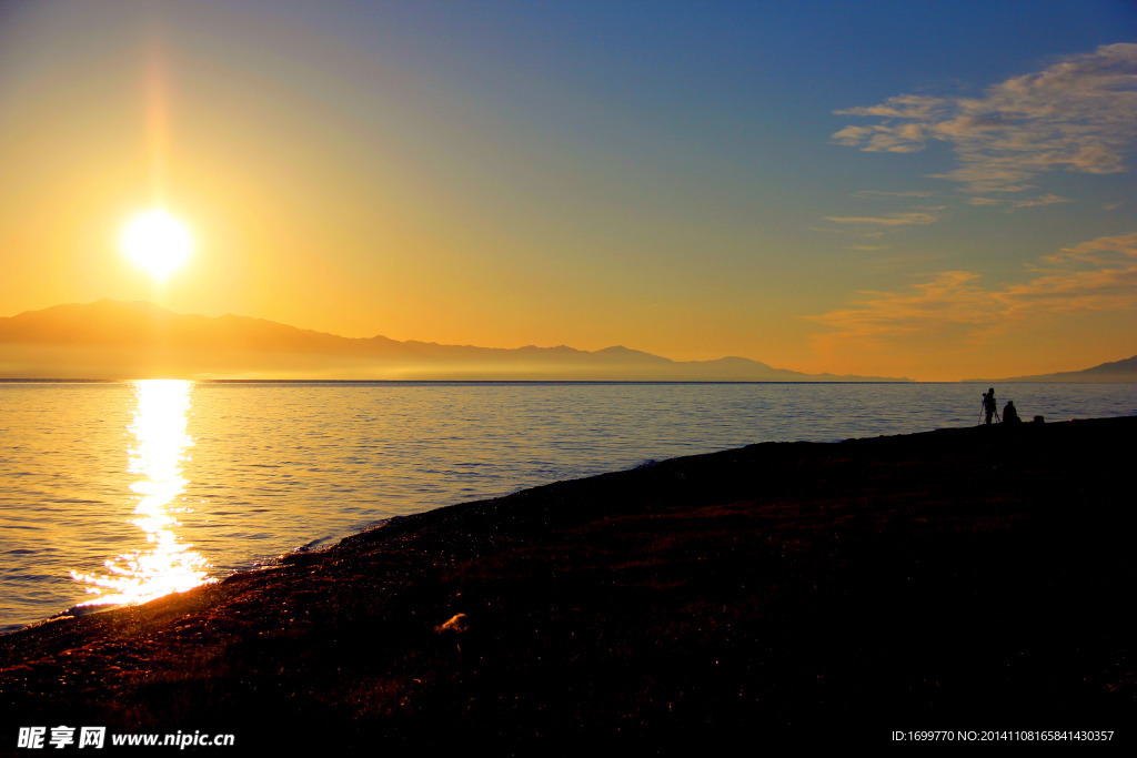 赛里木湖的日出