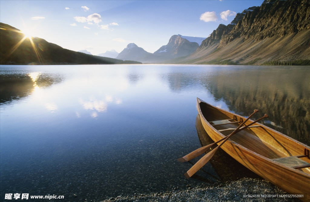 湖泊 船头 阳光