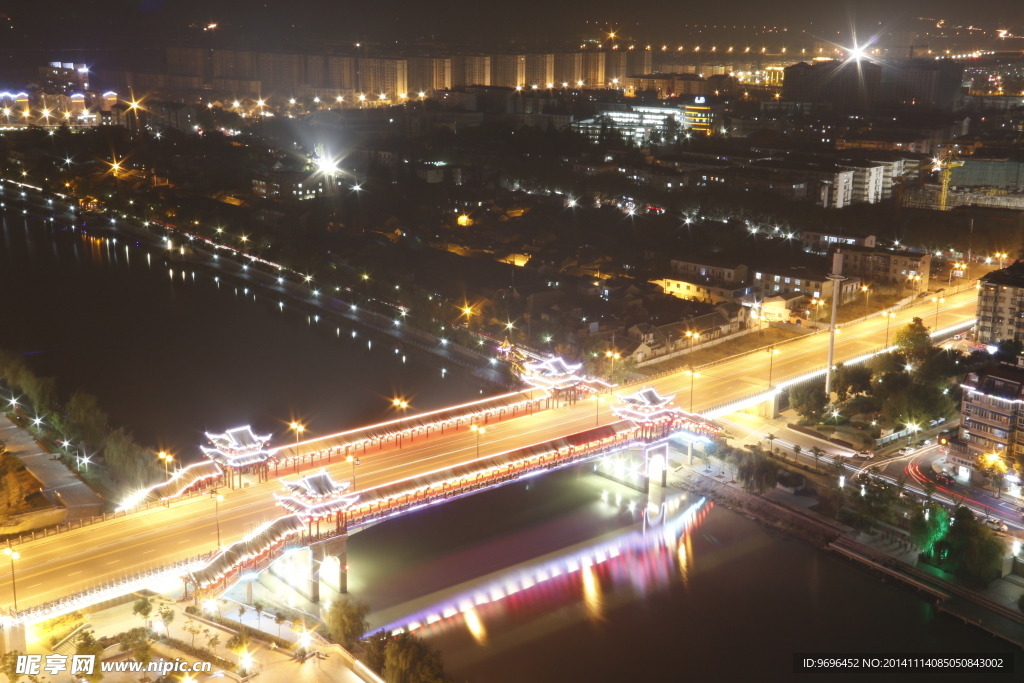 夜景桥梁光轨