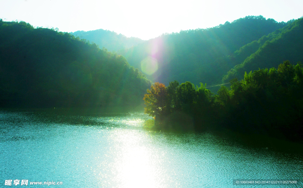 水库晨曦 万丈光芒