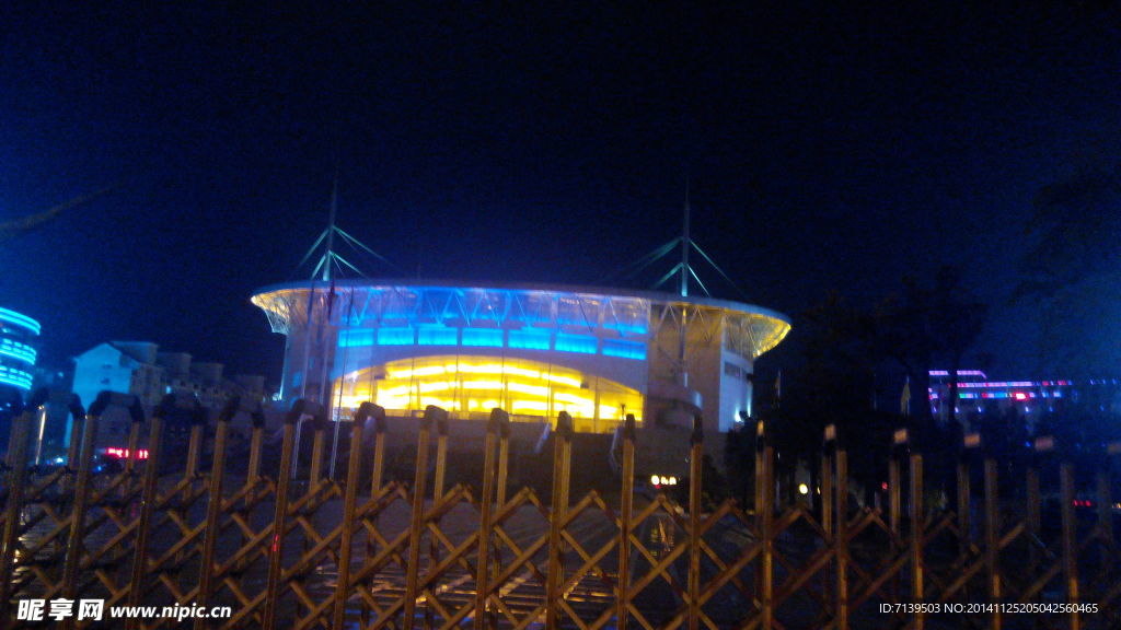 龙岩体育馆夜景实拍