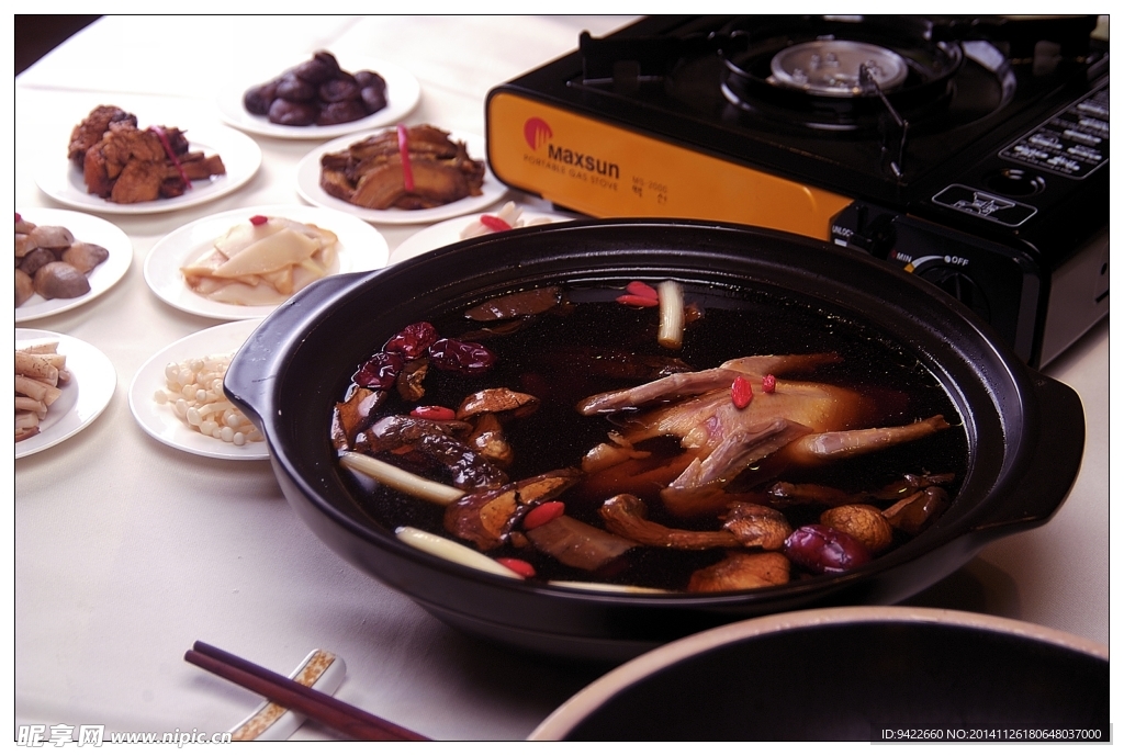 盐商山珍炖乳鸽