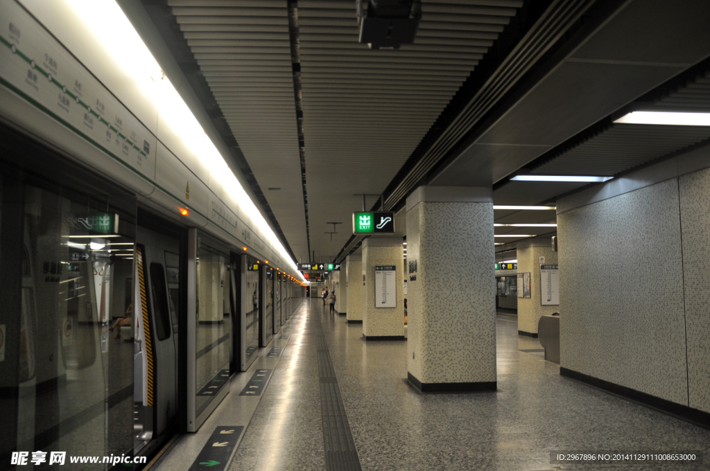 幽深的地铁站
