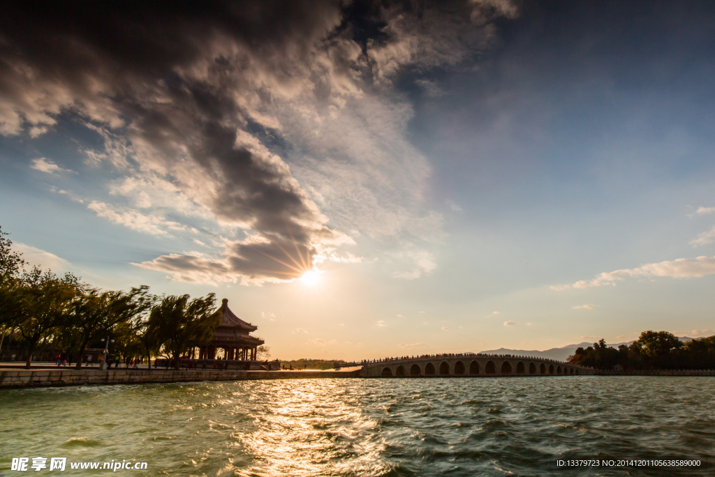 阳光下的昆明湖