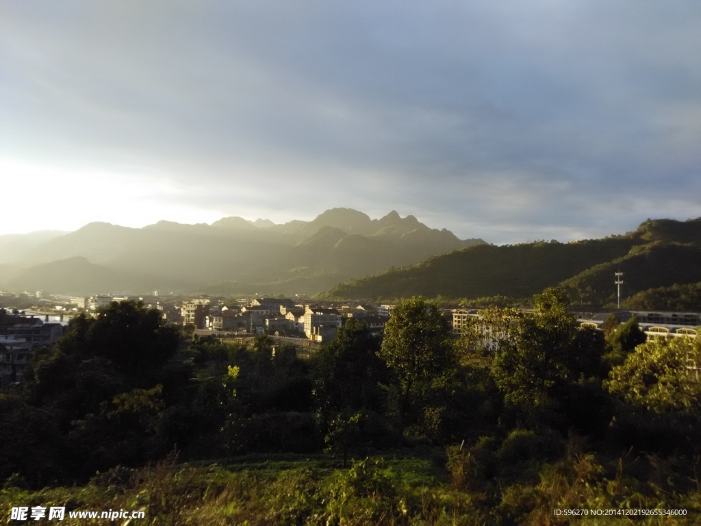 鲤鱼山公园山下的田野