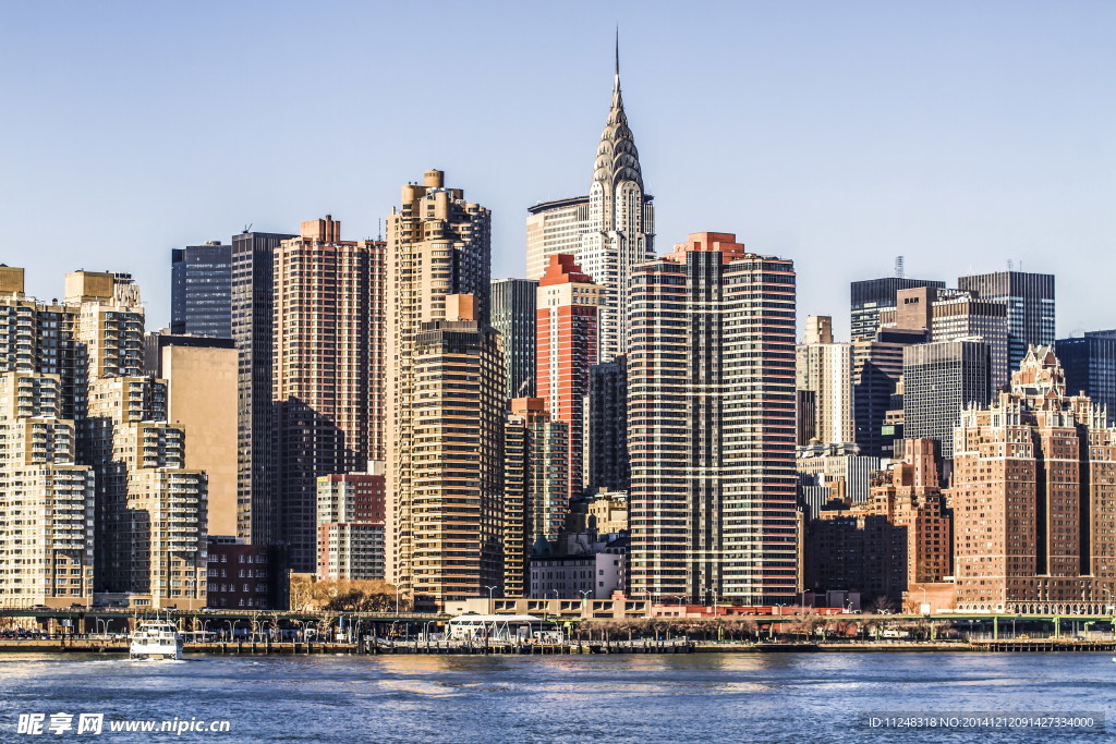 矗立在海边的城市建筑