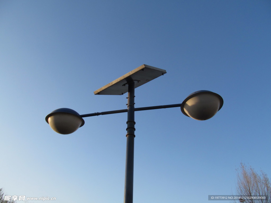 蓝天下的路灯