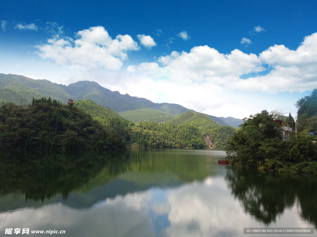 山坡下的水库风景图片