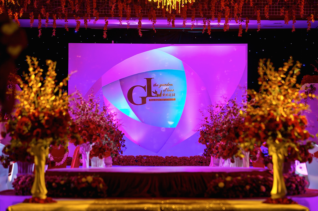 婚礼舞台玫瑰花设计