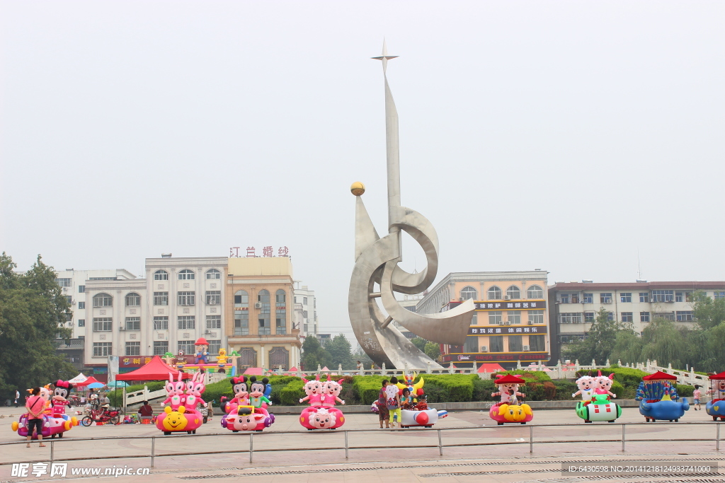 罗山县宝城广场摄影图片