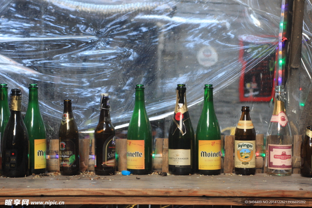 空酒瓶摆放高清拍摄图片