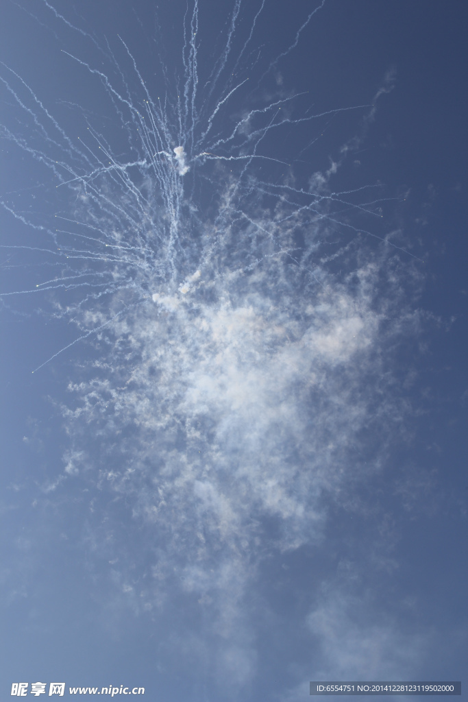 天空 白天烟花 烟花