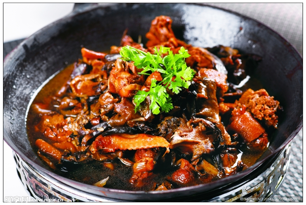 铁锅榛蘑炖柴鸡