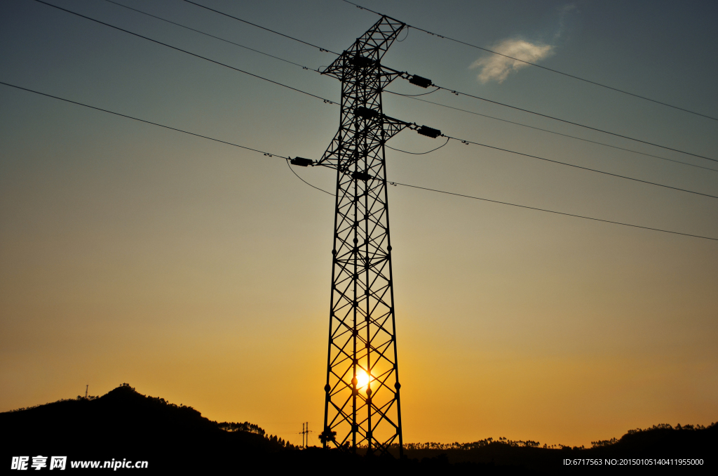 夕阳下的高压线