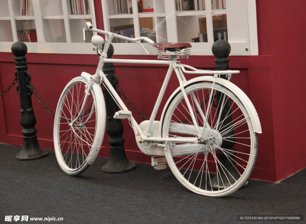 白色自行车