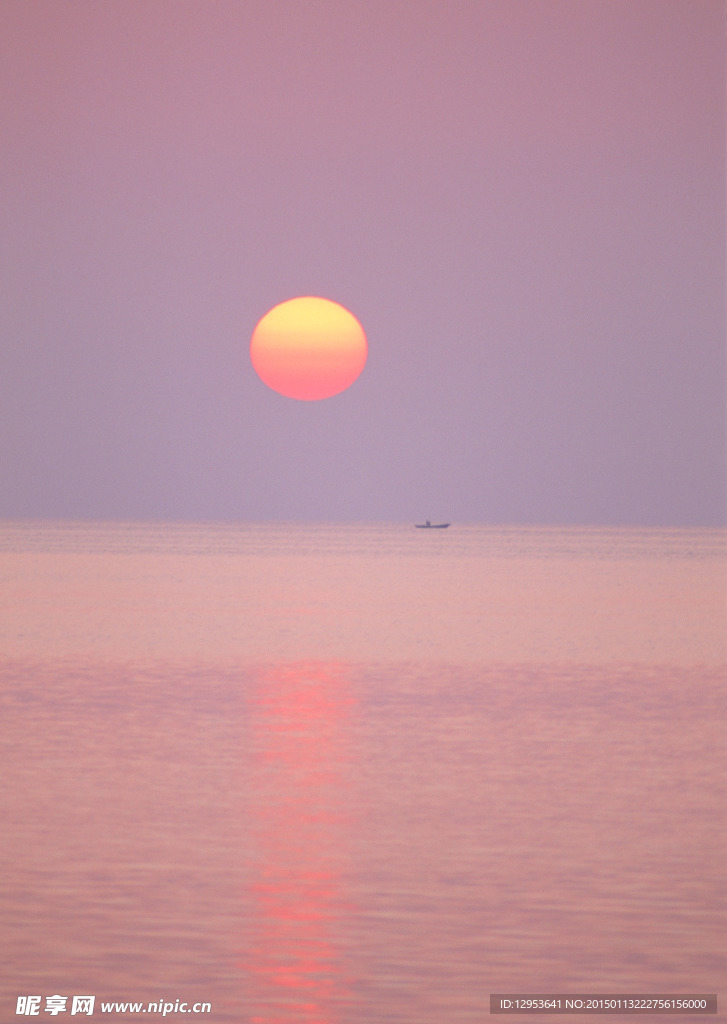 夕阳下海水图片