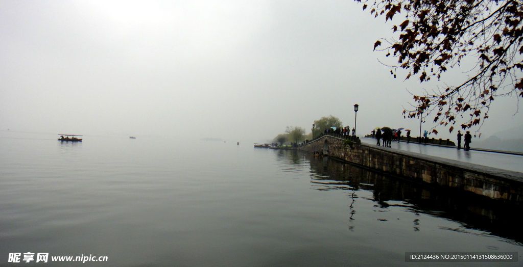 杭州西湖断桥冬景残荷游船