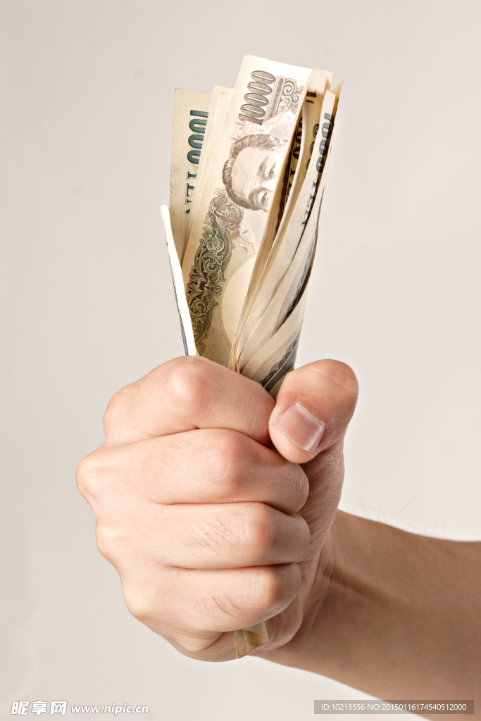 紧握钱币