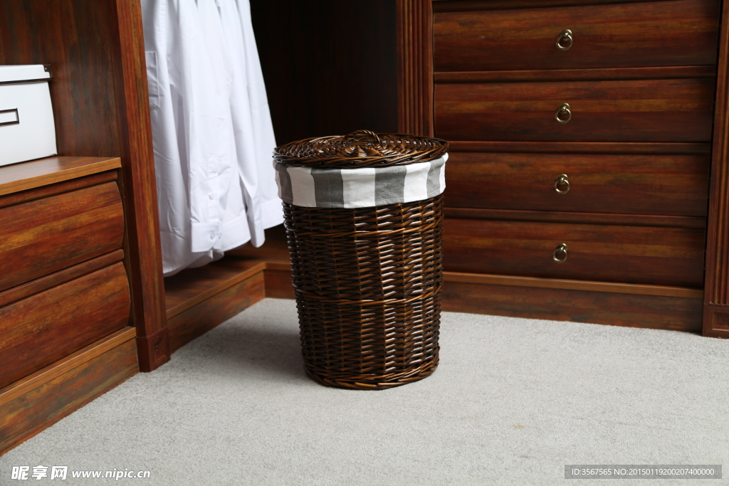 柳编筐子脏衣篮摄影图图片