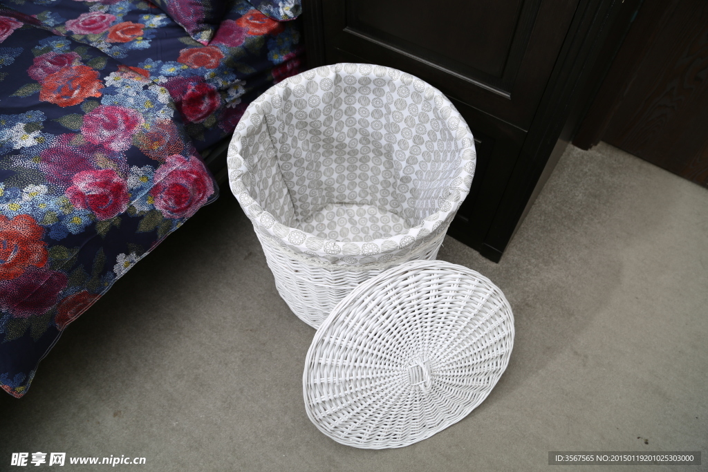 柳编筐子脏衣篮摄影图图片