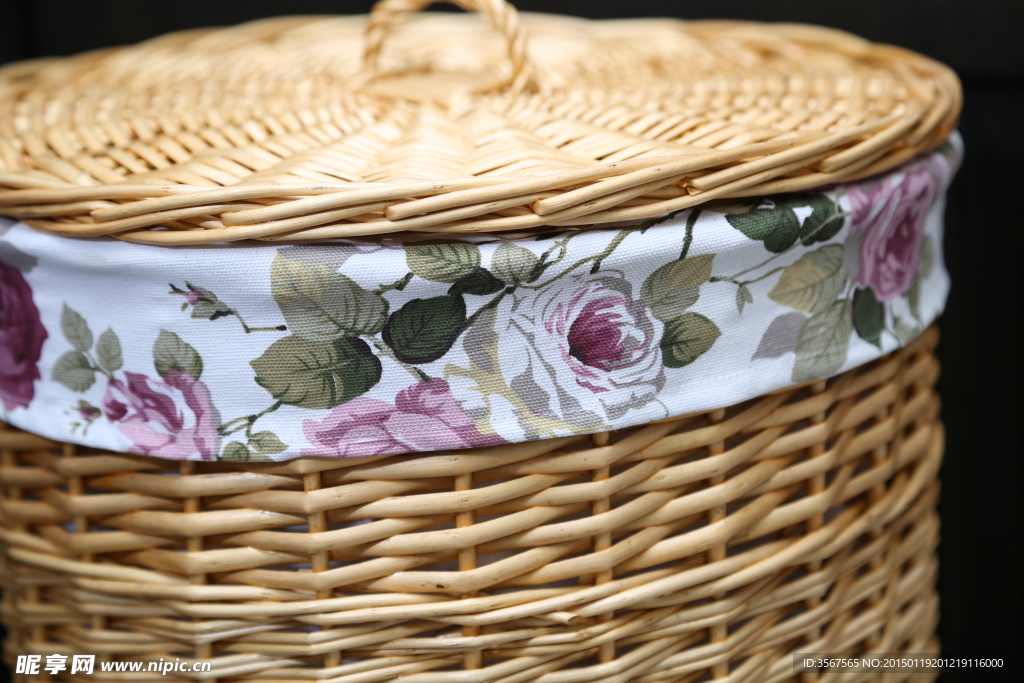柳编筐子脏衣篮摄影图图片