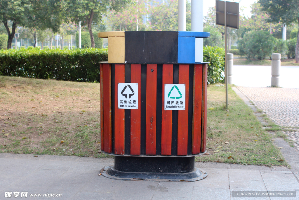 路边垃圾箱
