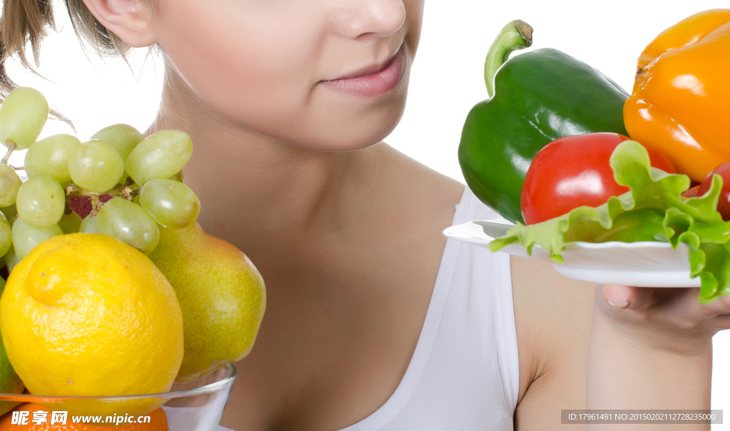 拿着水果蔬菜美女