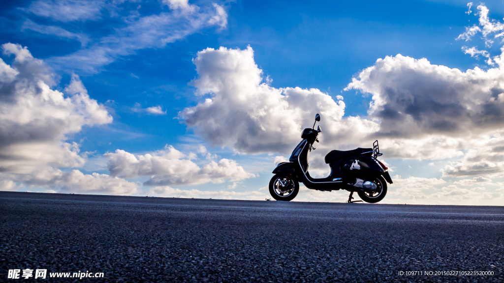 蓝天白云摩托踏板车