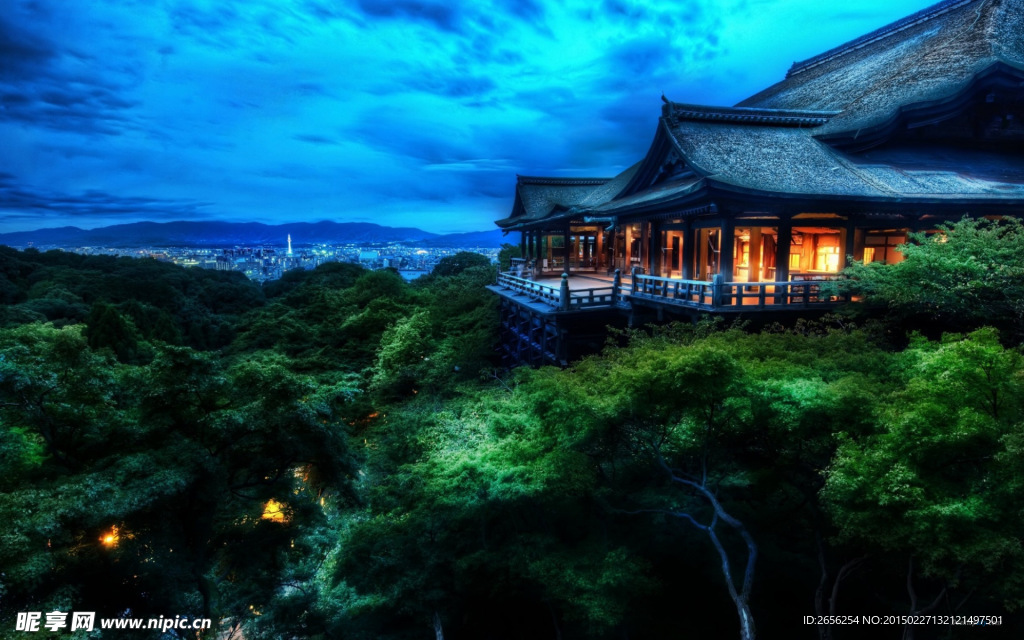 城市边缘山寺灯火