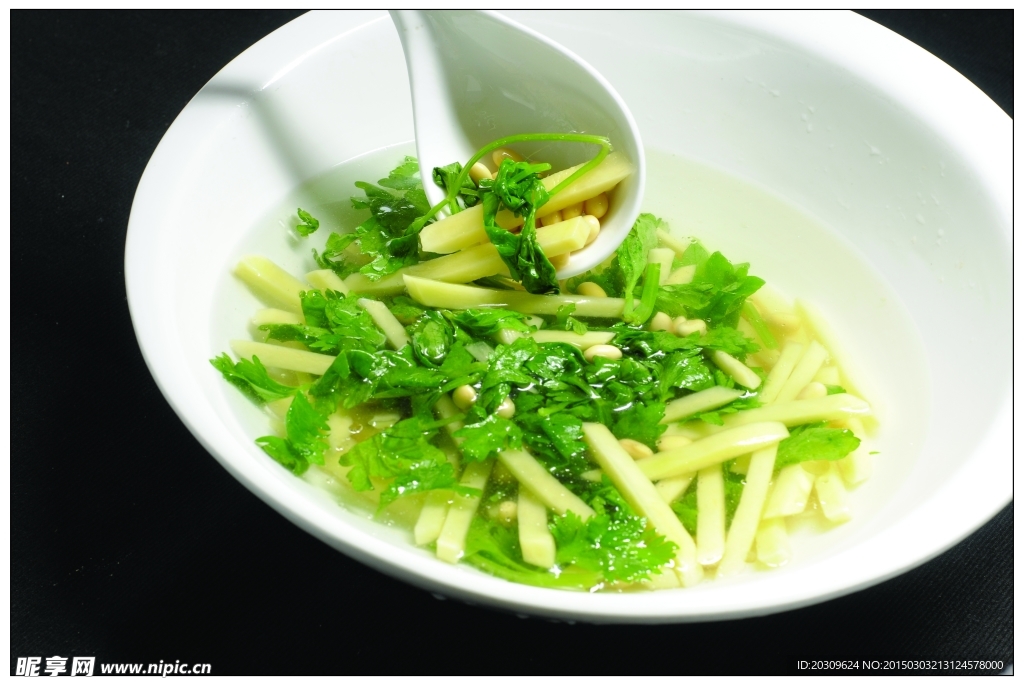 芹菜叶土豆条黄豆粒汤