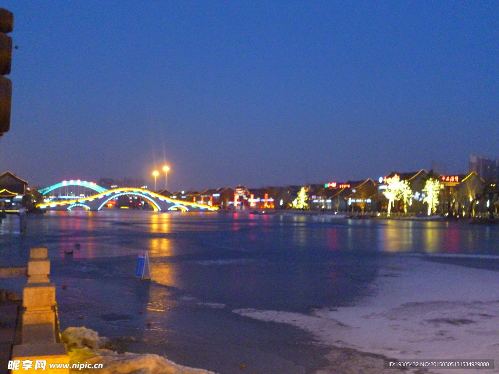 蓝色深沉的光线