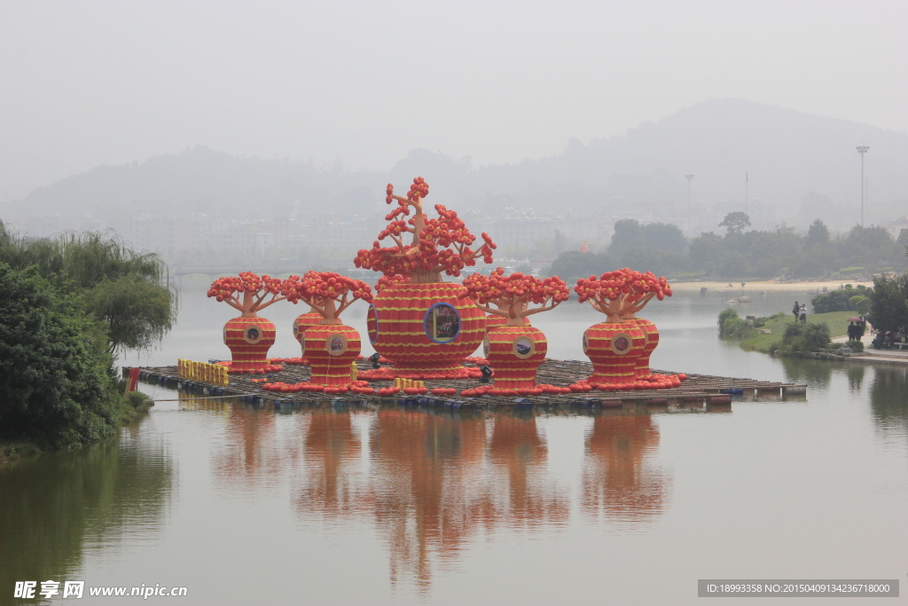 红火中秋彩灯白天实景照