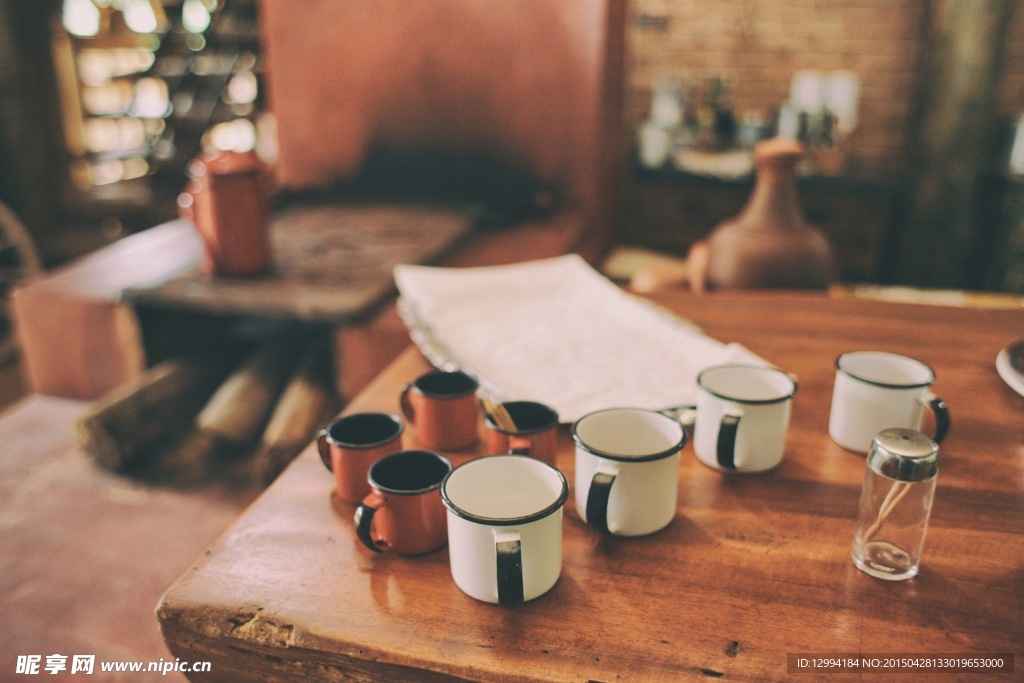 放满杯具的桌子