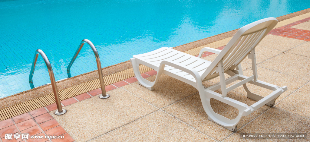 泳池边的躺椅