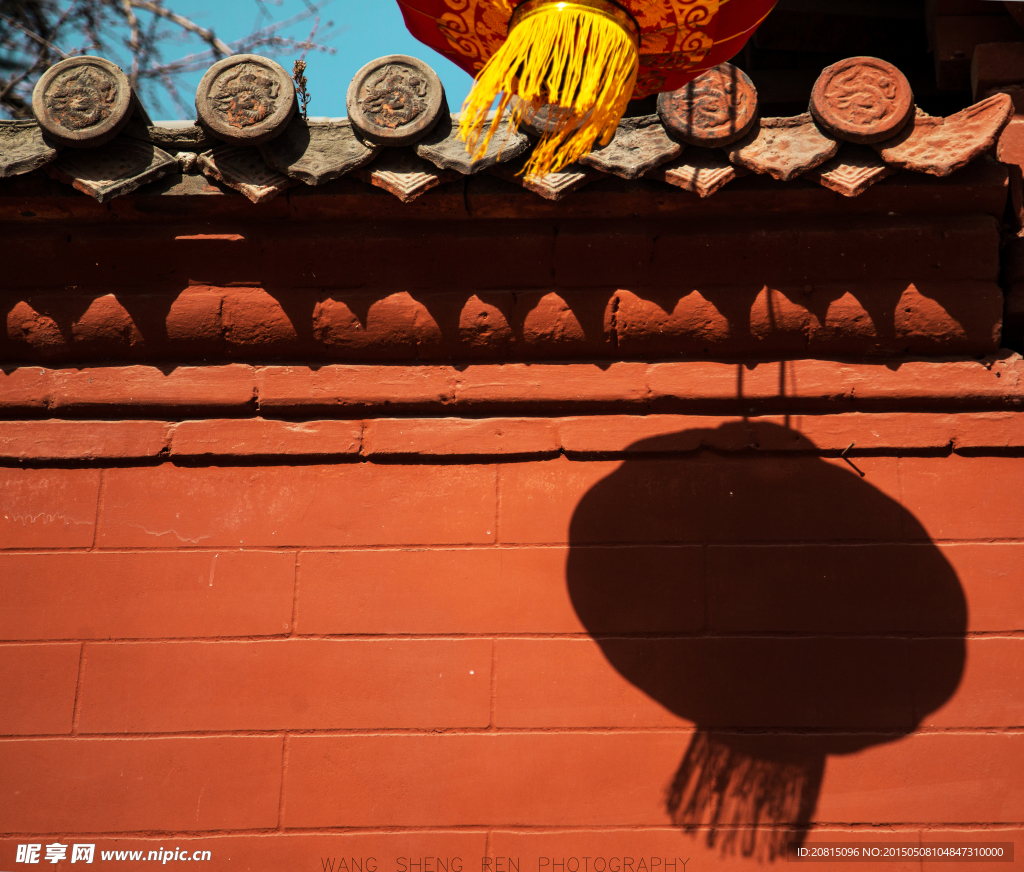 寺院红墙红灯笼