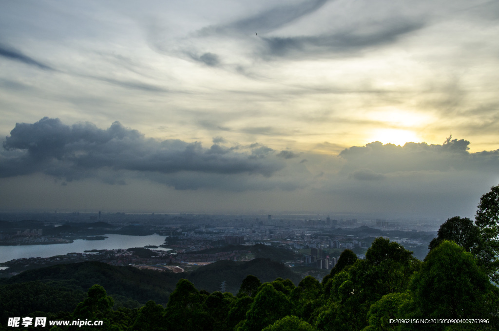 夕阳余晖下的城市