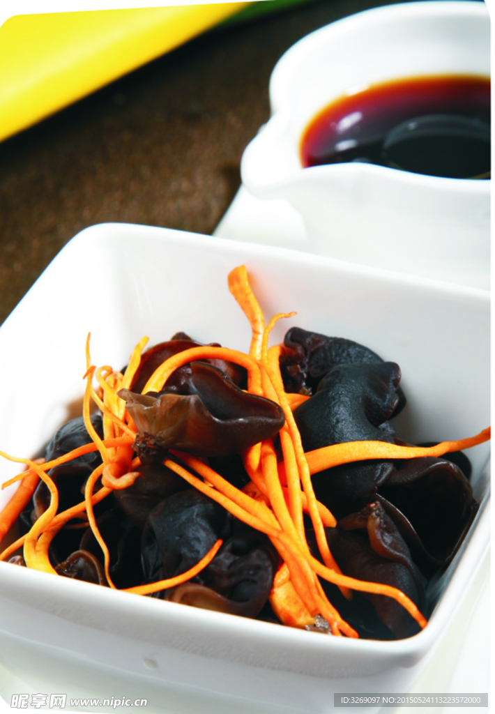 捞汁木耳虫草花