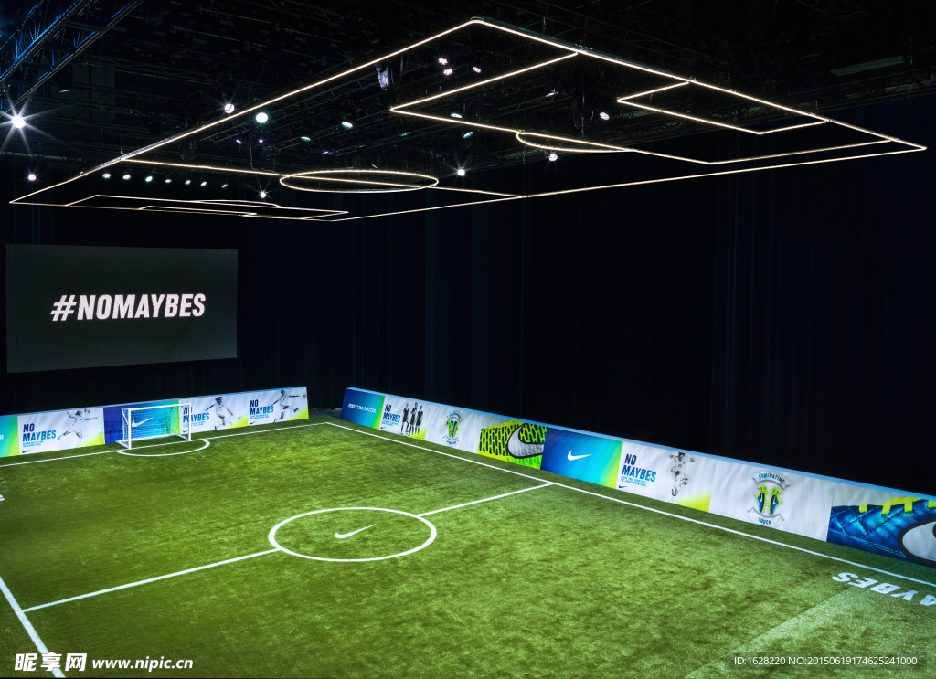 NIKE足球场宣传广告