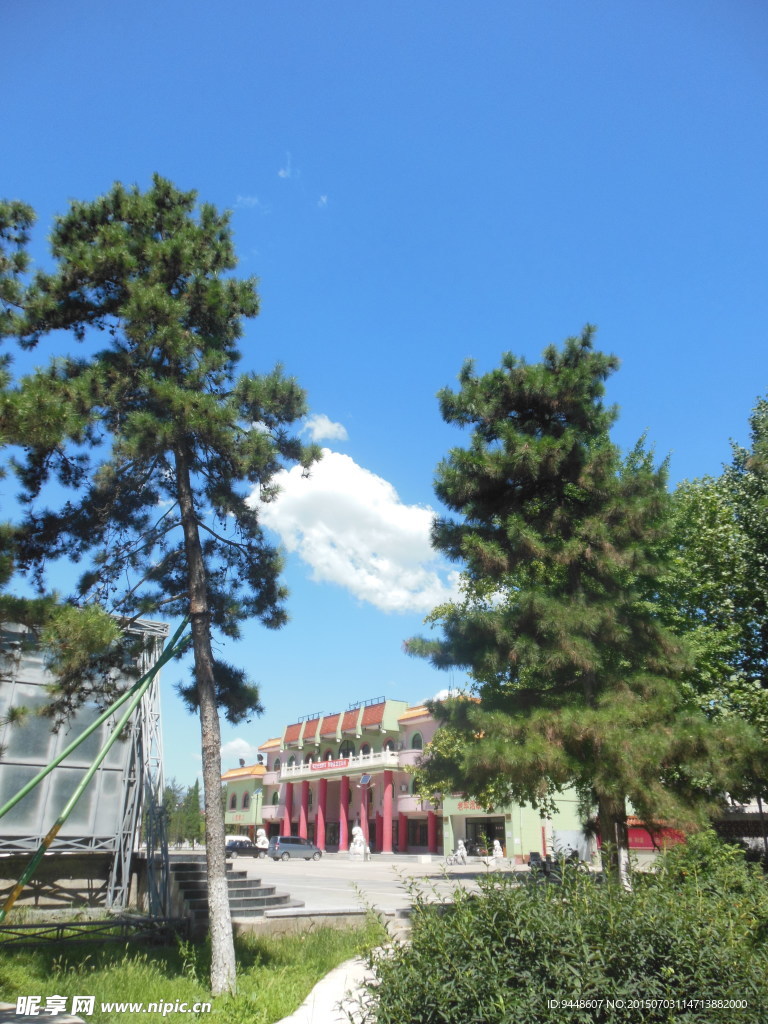 蓝天白云下面的小路