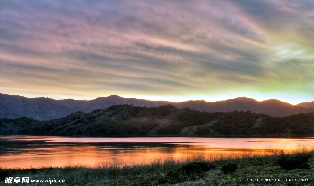 夕阳下的山水风景