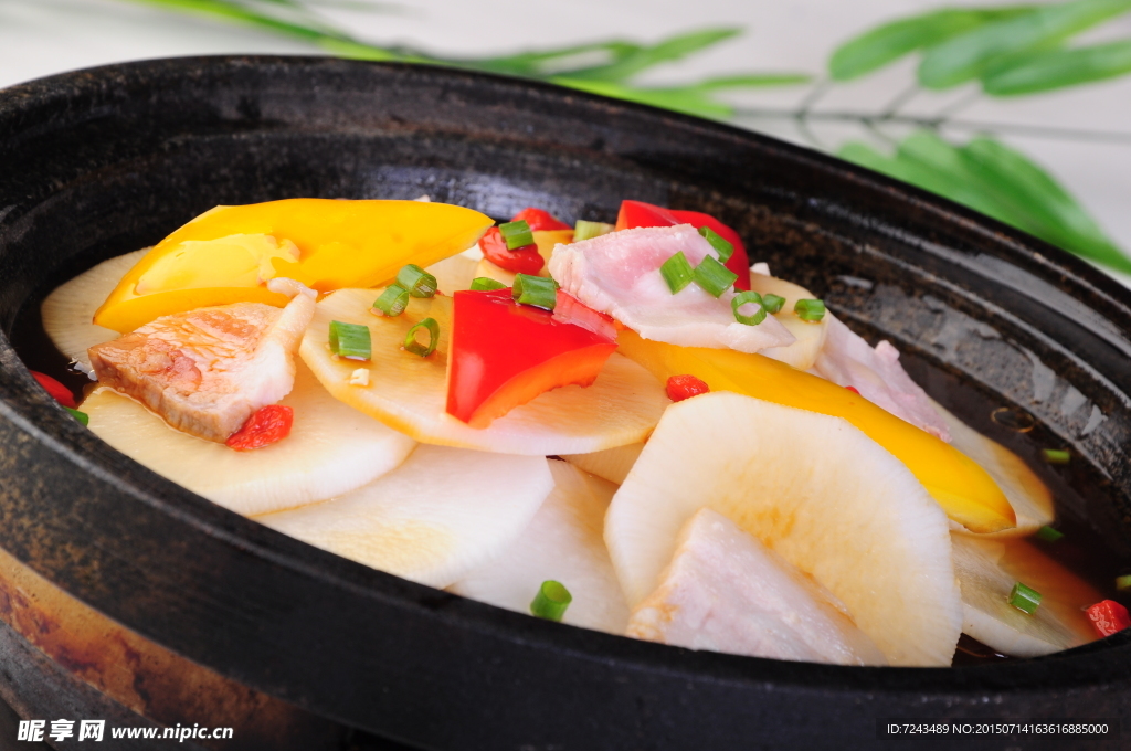 石锅五花肉炖萝卜