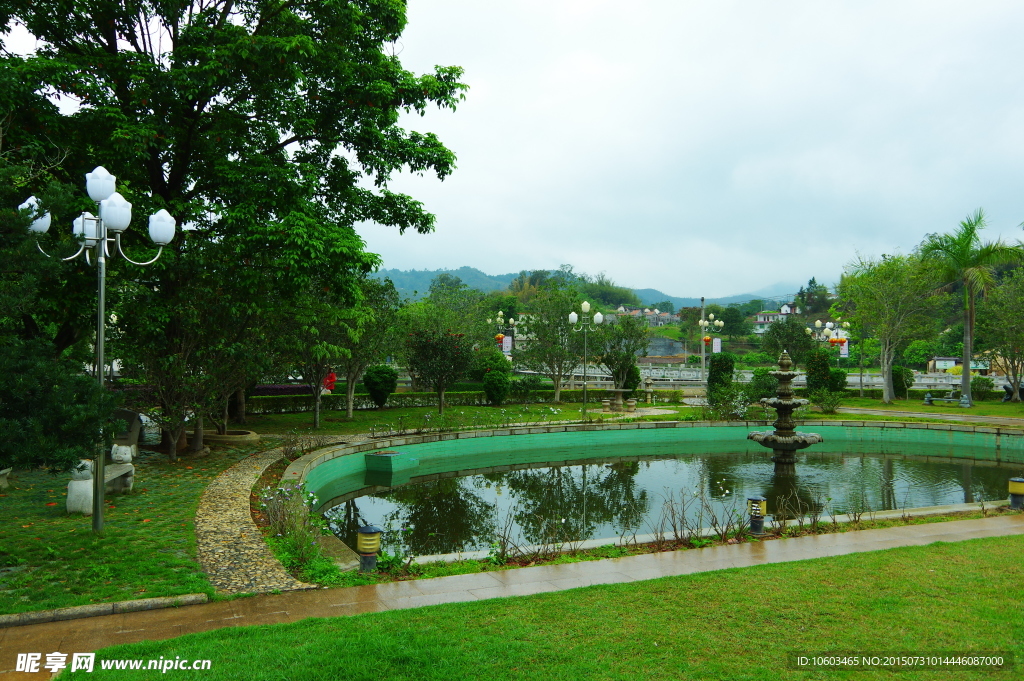 山水名村 半月池塘
