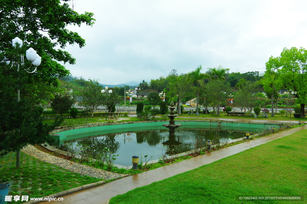 山水名村 半月池塘