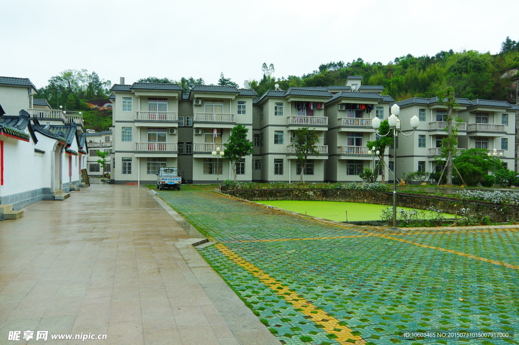 乡村新居 半月池塘