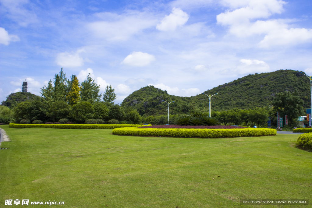 蓝天白云青草地