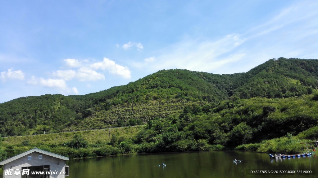 水库 蓝色天空 白云 山林